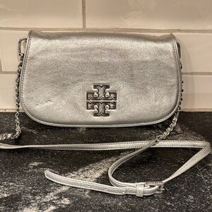 Tory Burch Britten Metallic Convertible Crossbody Bag – Silver